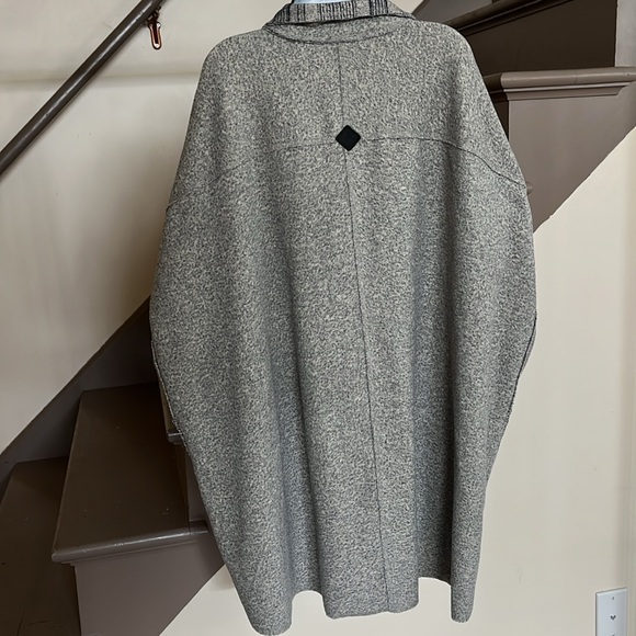 Burton poncho style sweater - Picture 3 of 6